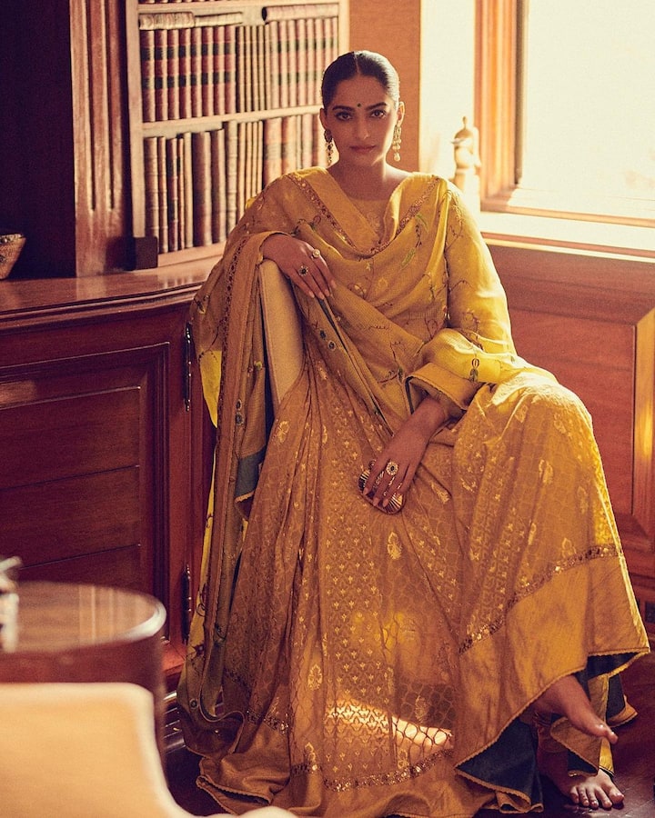 सोनम कपूर सोशल मीडियावर खूप सक्रिय असते. (फोटो सौजन्य :sonamkapoor/इंस्टाग्राम)