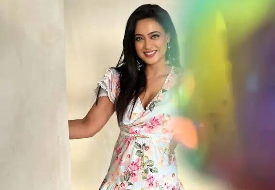 ઉલ્લેખનીય છે કે, શ્વેતા તિવારીએ જાણીતી ટીવી સીરિયલ 'કસૌટી જિંદગી કી' થી ઇન્ડસ્ટ્રીમાં પગ મુક્યો હતો. 'કસૌટી જિંદગી કી' સીરિયલથી શ્વેતા તિવારીને ઘરે ઘરે લોકપ્રિયતા મળી હતી. 42 વર્ષીય એક્ટ્રેસ શ્વેતા હાલમાં બે દીકરીઓના માં છે, શ્વેતા તિવારીની દીકરી પલક તિવારી હવે બૉલીવુડમાં ડેબ્યૂ કરવા જઇ રહી છે. પલક તિવારી સલમાન ખાની ફિલ્મ 'કિસી કા ભાઇ કિસી કી જાન'માં દેખાશે.