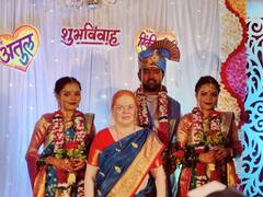 PHOTO: नवरी झाल्या दोन जुळ्या बहिणी, नवरदेव एकच; अकलुजमधील चर्चेत आलेल्या लग्नाचे भन्नाट फोटो पाहा...