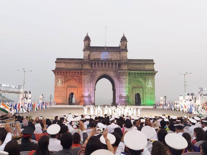 मुंबईतील बिटिंग दी रिट्रीट कार्यक्रमातील प्रात्यक्षिके आणि शिस्तबद्ध कवायती या सोहळ्याचे वैशिठ्य ठरले.