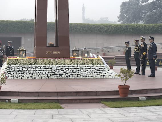  CDS Gen Anil Chauhan, Navy & IAF Chiefs Pay Tributes At National War Memorial — SEE PICS