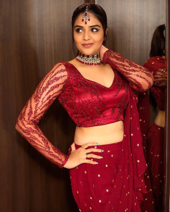 రాములమ్మ అందం రోజు రోజుకు పెరుగుతోందని కాంప్లిమెంట్స్ ఇస్తున్నారు. Photo Credit: Sreemukhi/ instagram