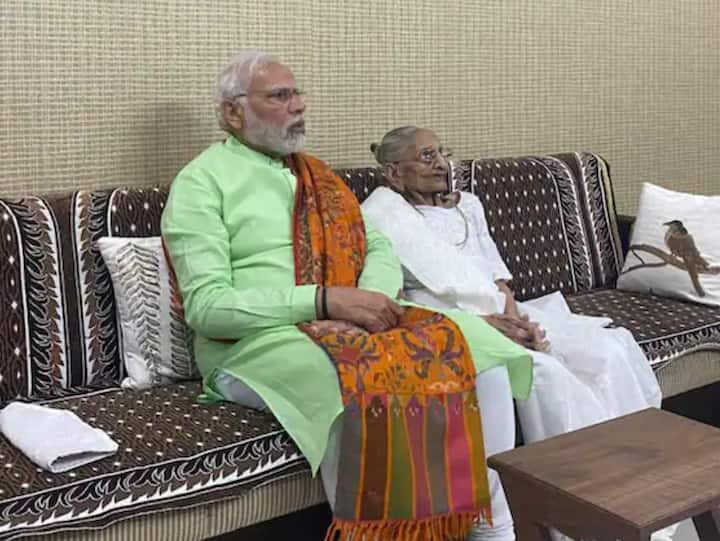 ਪੀਐਮ ਮੋਦੀ ਸੋਮਵਾਰ ਨੂੰ ਗੁਜਰਾਤ ਵਿੱਚ ਵੋਟ ਪਾਉਣ ਲਈ ਦਿੱਲੀ ਤੋਂ ਐਤਵਾਰ ਸ਼ਾਮ ਨੂੰ ਅਹਿਮਦਾਬਾਦ ਪਹੁੰਚੇ। ਪੀਐਮ ਮੋਦੀ ਗਾਂਧੀਨਗਰ ਸਥਿਤ ਆਪਣੀ ਮਾਂ ਹੀਰਾਬੇਨ ਦੇ ਘਰ ਉਨ੍ਹਾਂ ਨੂੰ ਮਿਲਣ ਲਈ ਸਿੱਧੇ ਗਏ।