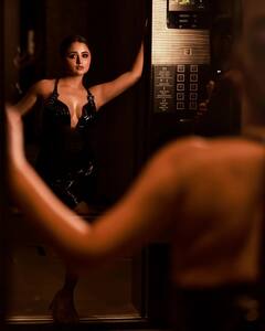 PHOTO: ब्लॅक ड्रेसमध्ये रश्मी देसाईने शेअर केले बोल्ड फोटो, कमेंट्सचा महापूर!