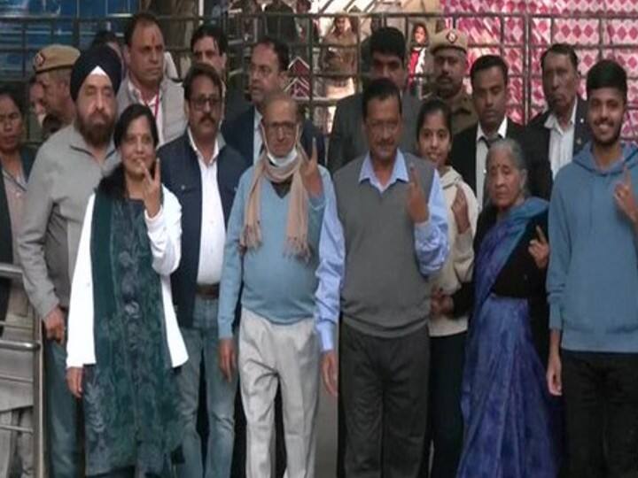 दिल्ली के मुख्यमंत्री अरविंद केजरीवाल ने भी परिवार के साथ दिल्ली नगर निगम (MCD) चुनाव के लिए सिविल लाइंस के एक मतदान केंद्र पर मतदान किया और लोगों से भ्रष्ट लोगों को वोट न देने की अपील की. वोट डालने के बाद मीडियाकर्मियों से बात करते हुए दिल्ली के मुख्यमंत्री ने कहा कि चुनाव दिल्ली को साफ करने का एक अवसर है.