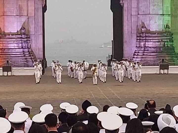 जवानांच्या कसरती पाहण्यासाठी नवदल अधिकाऱ्यांसह अनेक मान्यवर उपस्थित होते.