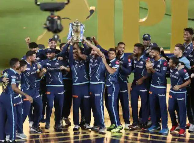 ਗੁਜਰਾਤ ਟਾਈਟਨਸ ਨੇ IPL 2022 ਵਿੱਚ ਪਹਿਲੀ ਵਾਰ ਹਿੱਸਾ ਲੈ ਕੇ ਇਤਿਹਾਸ ਰਚ ਦਿੱਤਾ ਹੈ। ਅਸਲ 'ਚ ਹਾਰਦਿਕ ਪੰਡਯਾ ਦੀ ਕਪਤਾਨੀ 'ਚ ਖੇਡਦੇ ਹੋਏ ਗੁਜਰਾਤ ਨੇ ਆਈ.ਪੀ.ਐੱਲ. ਗੁਜਰਾਤ ਨੇ ਪੂਰੇ ਟੂਰਨਾਮੈਂਟ 'ਚ ਸ਼ਾਨਦਾਰ ਪ੍ਰਦਰਸ਼ਨ ਕੀਤਾ ਸੀ। IPL ਦੇ ਫਾਈਨਲ 'ਚ ਗੁਜਰਾਤ ਨੇ ਰਾਜਸਥਾਨ ਰਾਇਲਸ ਨੂੰ ਹਰਾਇਆ।