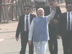 PM Modi Photos: पीएम मोदी ने डाला वोट, जनता ने लगाए  'मोदी-मोदी' के नारे, तस्वीरों में देखिए खास अंदाज