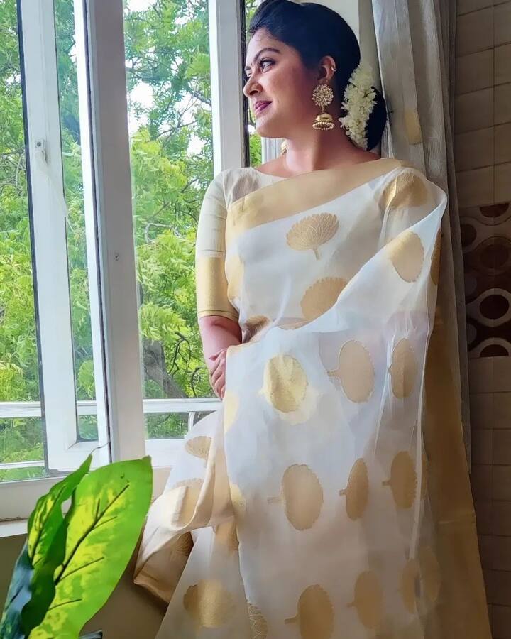 நீ தங்கச்சிலையா.. வெண் நுரை பொங்கும் மலையா...