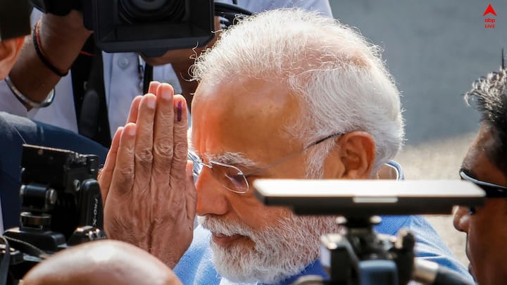 অনুরাগীদের করজোড়ে প্রতিনমস্কার জানান প্রধানমন্ত্রী নরেন্দ্র মোদি।