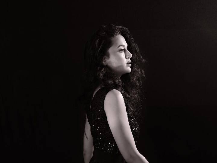 ड्रेसला अधिक स्टायलिश लुक देण्यासाठी अभिनेत्रीने ब्लॅक बेल्टने त्याला स्टाइल-अप केलं आहे.(फोटो सौजन्य:tejasswiprakash/इंस्टाग्राम)