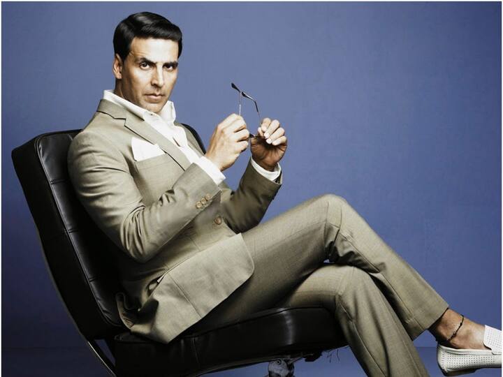 अक्षय कुमार – लिस्ट का पहला नाम बॉलीवुड के खिलाड़ी अक्षय कुमार का है. जिन्हें कई बार नेटिज़न्स घमंडी स्टार कह चुके हैं. दरअसल ‘गब्बर इज बैक’ के सेट पर एक्टर ने एक फैन को थप्पड़ मारा दिया था. जो शूटिंग लाइन पार करने की कोशिश कर रहा था.