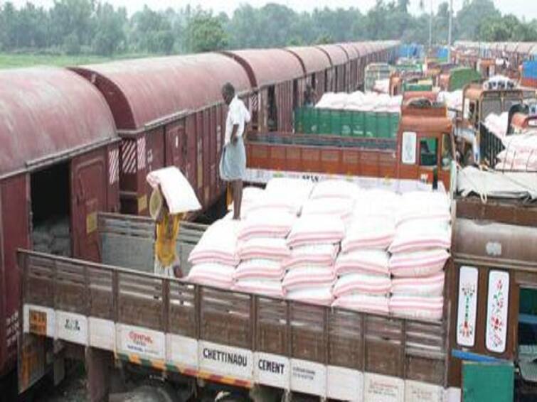 2600 tonnes of fertilizer arrived in Thanjavur from Andhra Pradesh TNN ஆந்திராவில் இருந்து தஞ்சைக்கு ரயிலில் வந்து சேர்ந்த  2600 டன் உரம்  - விவசாயிகள் மகிழ்ச்சி