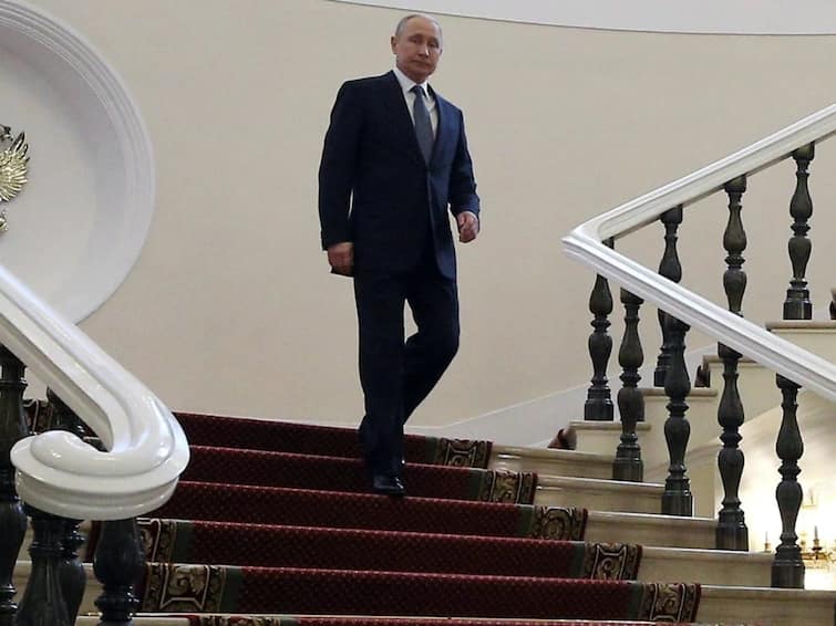 Putin Falls Down Stairs Soils Himself Due To Deteriorating Health Report Putin's Health: షాకింగ్ న్యూస్- మెట్లపై నుంచి జారిపడిన పుతిన్- విరిగిన ఎముక!