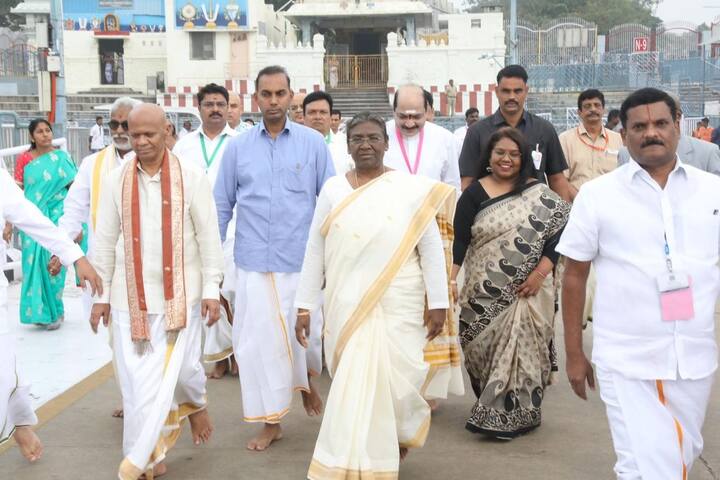 ఆలయ అధికారులతో కలిసి శ్రీనివాసుడిని దర్శించుకునేందుకు వెళ్తూ..