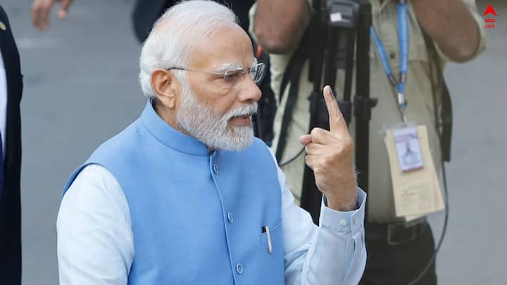 প্রধানমন্ত্রী ভোট দিতে যাচ্ছেন যখন, তখন চারিদিন থেকে  স্লোগান ওঠে তাঁর নামে।