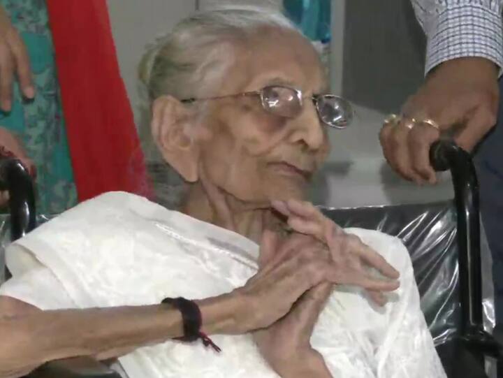 Prime Minister Narendra Modi's mother Heeraben Modi casts her vote for the second phase of Gujarat Assembly Polls in Raysan Primary School, Gandhinagar. (Image Source: Twitter/ANI)