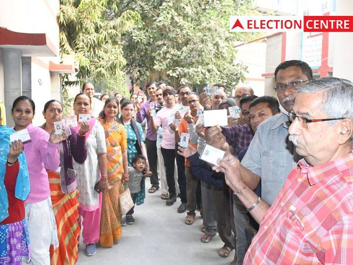 Gujarat Assembly Elections: गुजरात विधानसभा चुनाव के दूसरे चरण के मतदान के दौरान सोमवार को वडोदरा में स्वामीनारायण गुरुकुल के संतों ने भी वोट डाला.