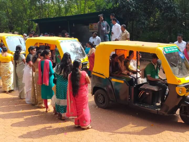 माथेरानमध्ये ई रिक्षा सुरू व्हावी यासाठी येथील सुनील शिंदे यांनी तब्बल 12 वर्षे सर्वोच्च न्यायालयापर्यंत जाऊन पाठपुरावा केला होता.