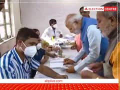PM Modi Images: गुजरात में मतदान के दौरान सफेद कुर्ता-पायजामा और नीले रंग की जैकेट में नजर आए पीएम मोदी, देखें खास तस्वीरें