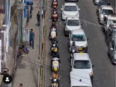 রাস্তা দিয়ে সার বেঁধে এগোচ্ছে একের পর গাড়ি, যানজটের লেশমাত্র নেই, ভাইরাল ভিডিয়ো