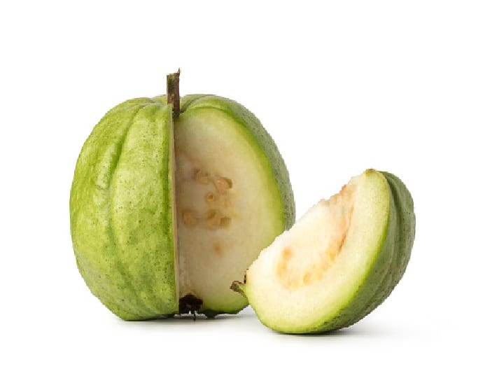 Amrood Khane ke Fayde Control your weight with guava in the winter season Amrood Khane ke Fayde: सर्दी के मौसम में अमरुद से करें अपना वजन कंट्रोल, यकीन न हो रहा हो तो खुद पढ़ लीजिए