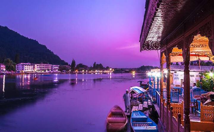 श्रीनगर: श्रीनगर वैसे तो कई लोग घूमने जाते हैं लेकिन, अगर आप अपनी शादी को यादगार बनाना चाहते हैं तो यहां शादी का डेस्टिनेशन प्लान करें। श्रीनगर के डल झील के आसपास आप अपना डेस्टिनेशन चुनकर अपनी शादी को यादगार बना सकते हैं. आप चाहे तो हाउसबोट शादी का विकल्प भी चुन सकते हैं.