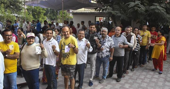 यंदाच्या निवडणुकीत गुजरातमध्ये भाजप सत्ता स्थापन करणार असल्याचं एक्झिट पोलमध्ये सांगण्यात येत आहे. 2017 साली गुजरातमध्ये भाजपला 99 जागा मिळाल्या होत्या. यंदा भाजपला 128 ते 140 जागा मिळण्याची शक्यता वर्तवण्यात येत आहे.