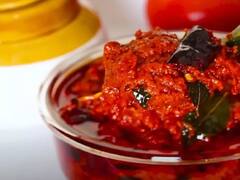 आम का अचार तो सब खाते हैं, क्या आपने खीरे और टमाटर का अचार खाया है? जान लीजिए बनाने का तरीका