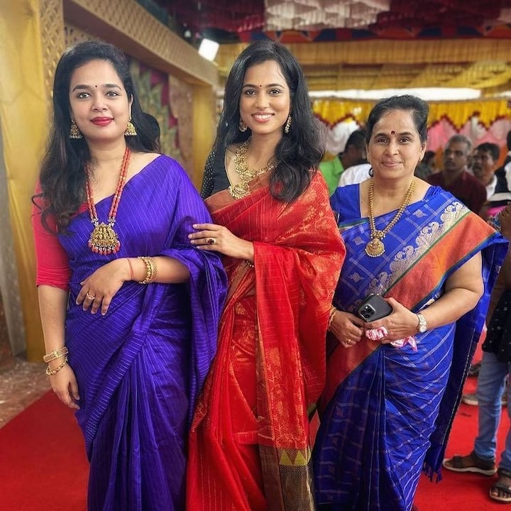 சகோதரி மற்றும் தாயுடன் ரம்யா பாண்டியன்..