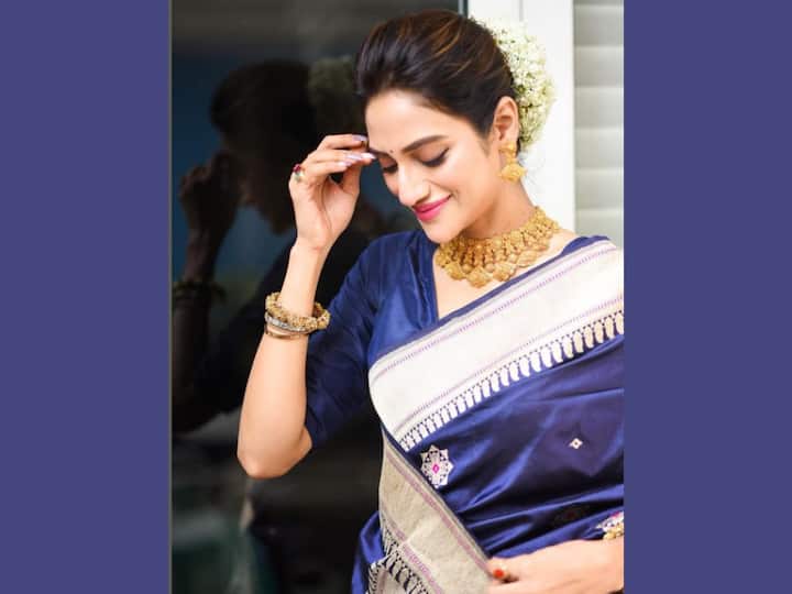 Nusrat is often seen in traditional avatars wearing saree and traditional jewellery. This was also one such occasion where she had worn a dark blue saree with ethnic jewellery. (Image Source: Instagram)