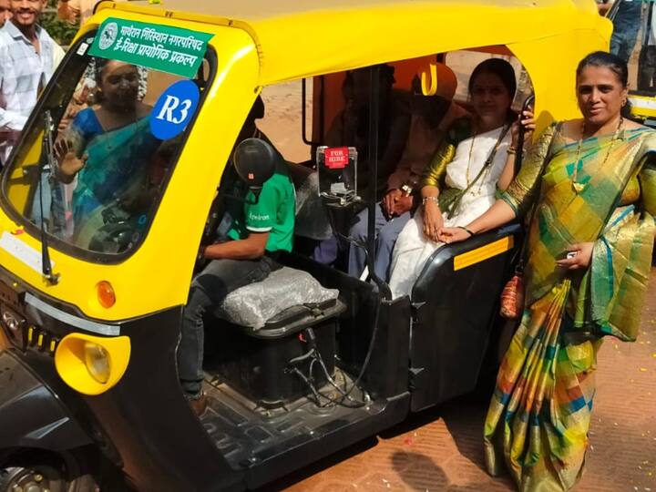 नेरळ माथेरान दरम्यान धावणारी मिनीट्रेन सुद्धा आतापर्यंत अनियमित होती. त्यात घोडा आणि हातरिक्षाचे दरही अनेकांना परवडणारे नसल्यामुळे बहुतांशी पर्यटकांना दस्तुरी पॉईंट ते माथेरान अशी तीन किलोमीटरची पायपीट करावी लागत होती.