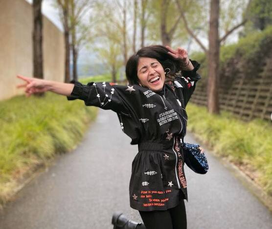 अभिनेत्री श्वेता त्रिपाठीनं 'मिर्झापूर'मध्ये गोलू गुप्ताची भूमिका साकारली होती. त्याने 2015 मध्ये 'मसान' या चित्रपटाद्वारे करिअरमध्ये पदार्पण केले. ज्यामध्ये त्यांच्या कामाचे खूप कौतुक झाले. कृपया सांगा की श्वेता त्रिपाठीची एकूण संपत्ती 8 कोटी रुपये आहे.