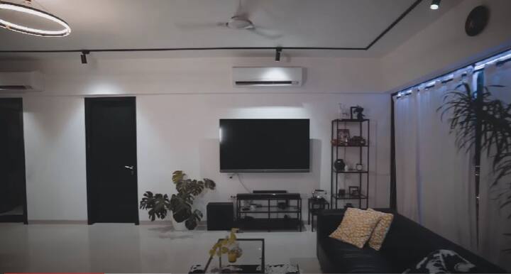 दिव्या अग्रवाल का लिविंग रूम सिंपल और क्लासी है. काउच, टीवी और कुछ आर्टिस्टिक चीजों के साथ उन्होंने अपने लिविंग एरिया को स्पेसियस बनाए रखा है.