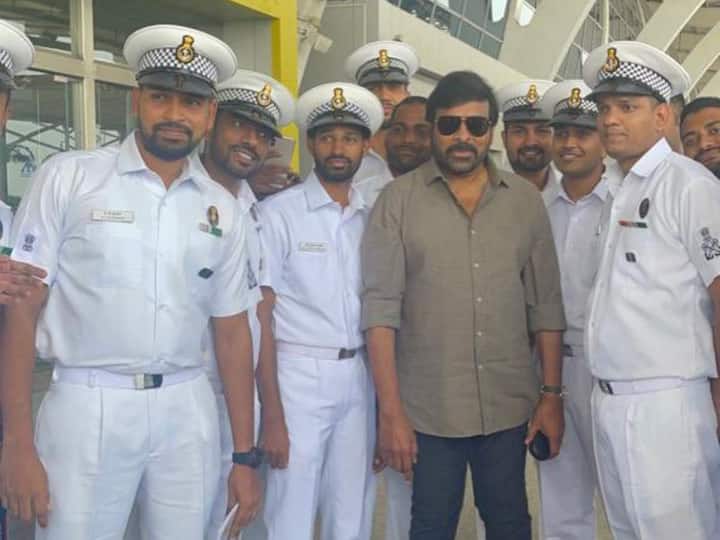 Chiranjeevi Latest Photo poses with group of Naval officers Goa airport recalls enlisted for NCC Chiranjeevi Photo: నేవీ అధికారులను చూడగానే పాత జ్ఞాపకాలు గుర్తుకొచ్చాయ్ - అలనాటి అరుదైన ఫోటో షేర్ చేసిన మెగాస్టార్!