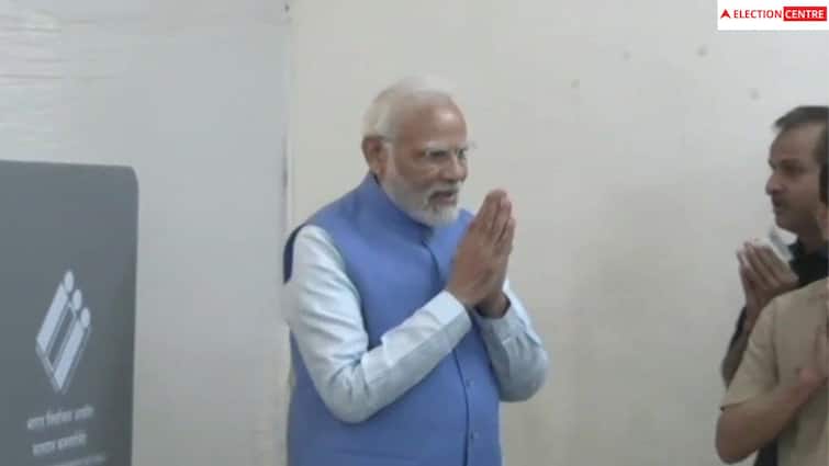 PM Modi Cast His Vote First Photo Gujarat Assembly Election 2022 at Sabarmati Constituency Gujarat Election 2022: વડાપ્રધાન મોદીએ રાણીપમાં નિશાન સ્કૂલમાં મતદાન કર્યું, કહ્યુ-શાંતિપૂર્ણ માહોલમાં ચૂંટણી યોજવા પર ચૂંટણી પંચને અભિનંદન