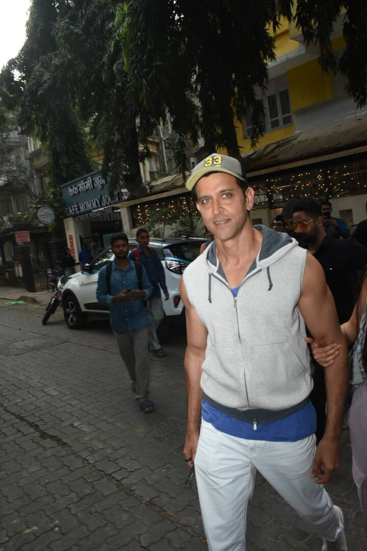 इस दौरान दोनों कूल लुक में साथ दिखे. वहीं सबा ने इस दौरान कसकर ऋतिक का हाथ थाम रखा है.