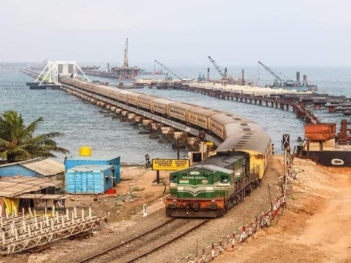 New Pamban Bridge: भारतीय रेलवे देश में पहली वर्टिकल लिफ्ट सी-ब्रिज (Railway Sea Bridge) का निर्माण कर रहा है. यह ब्रिज तमिलनाडु रामेश्वरम को मेनलैंड से जोड़ने का काम करेगी.