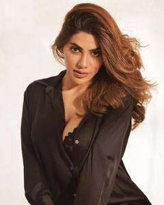 બિગ બોસ ફેમ નિક્કી તંબોલીએ શર્ટના બટન ખોલીને કરાવ્યું ફોટોશૂટ