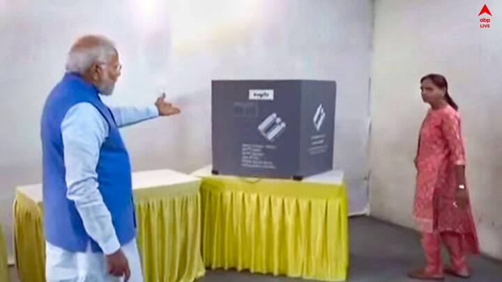 আমদাবাদের রনিপে ভোট দিলেন প্রধানমন্ত্রী। রীতিমতো লাইনে দাঁড়িয়ে ভোটার কার্ড দেখিয়ে ভোট দিলেন তিনি।