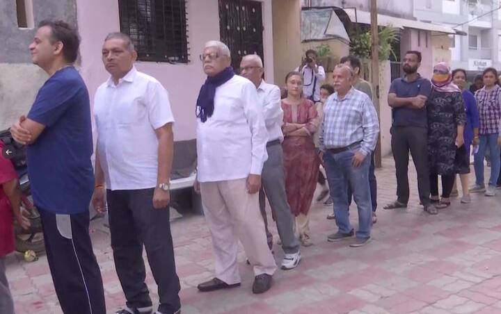 गुजरात के वडोदरा की ये तस्वीर है. युवाओं से लेकर महिलाओं, बुजुर्गों ने वोटिंग प्रक्रिया में भाग लिया.