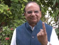 गुजरात चुनाव: आनंदीबेन पटेल से लेकर दिल्ली LG विनय सक्सेना ने किया वोट, वाघेला बोले- 27 साल बाद होगा बदलाव- Pics