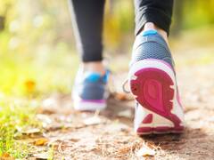 क्या उल्टा चलने से घुटने मजबूत होते हैं? ये बात कितनी सच है स्टडी आपको बता देगी