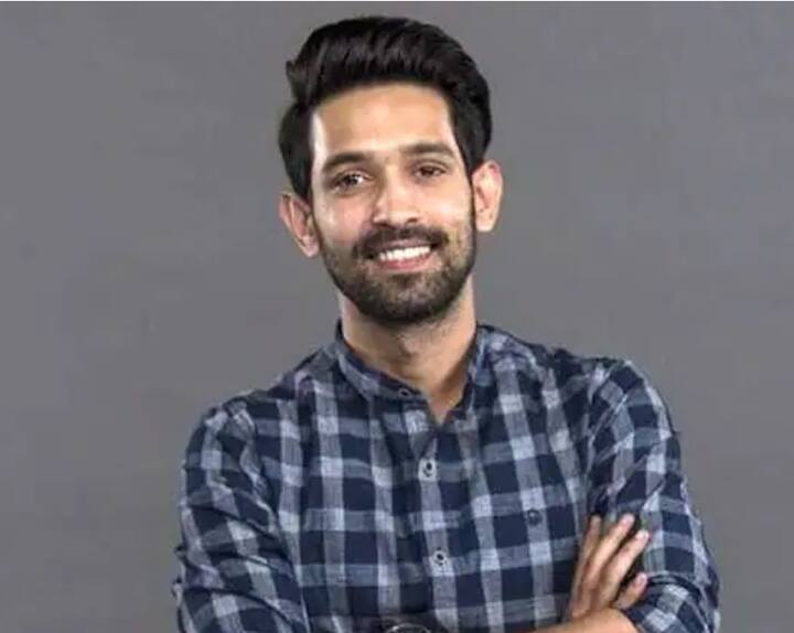 छोट्या पडद्यावरील मालिकांमधून बॉलिवूडमध्ये पोहोचलेल्या विक्रांत मॅसीने 'मिर्झापूर'मध्ये बबलू पंडितची दमदार भूमिका साकारली होती. त्याच्या आतापर्यंतच्या करिअरमध्ये तो 'लुटेरा', 'दिल धडकने दो', 'हाफ गर्लफ्रेंड', 'लिपस्टिक अंडर माय बुरखा', 'छपाक', 'कार्गो' आणि 'गिनी वेड्स सनी' यांसारख्या चित्रपटांमध्ये दिसला आहे. विक्रांतची एकूण संपत्ती 8 कोटी रुपये आहे.