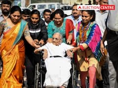 Gujarat Election 2022: पीएम मोदी की मां हीराबेन ने डाला वोट, व्हीलचेयर पर पहुंचीं मतदान केंद्र, देखें तस्वीरें
