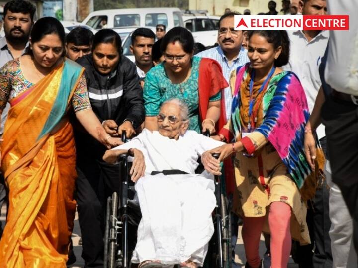 Gujarat Assembly Election 2022: पीएम मोदी की मां जून में 100 साल की हुई थीं. उन्होंने सोमावार को गुजरात विधानसभा चुनाव के दूसरे चरण में गांधीनगर के पास रायसन गांव में वोट डाला.