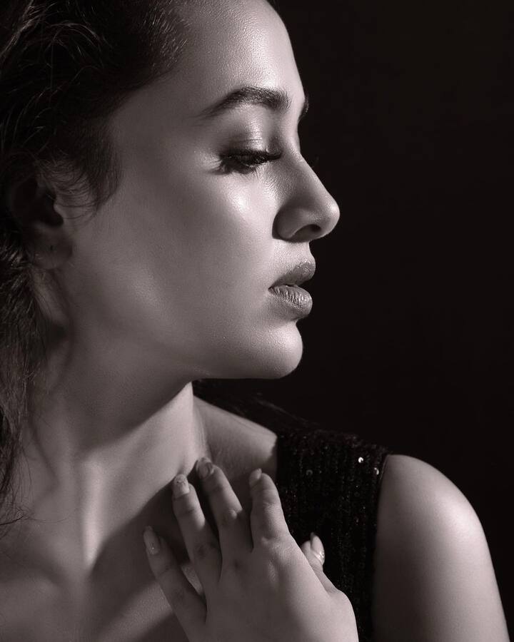 ब्लॅक कलरच्या शिमरी ड्रेसमध्ये तेजस्वी प्रकाशचा हा लूक खूपच बोल्ड आणि स्टायलिश आहे. या लूकमध्ये तेजस्वी खूपच हॉट दिसत आहे.(फोटो सौजन्य:tejasswiprakash/इंस्टाग्राम)