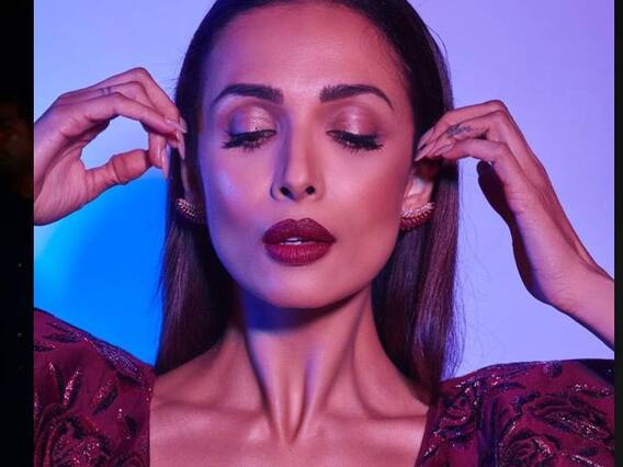 मलाइका अरोड़ा की तरह लेदर पैंट के साथ व्हाइट फर्र जैकेट करें ट्राई, कड़कड़ाती ठंड में भी गिर जाएगी बिजली