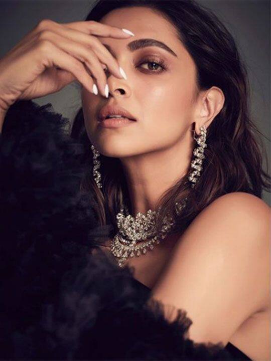 दीपिका पादुकोण उन सितारों में से हैं जो अपनी प्रोफेशनल लाइफ के साथ लग्जरी लाइफ स्टाइल के लिए भी जानी जाती हैं. उनके पास लग्जरी कार, वॉच से लेकर कई आलीशान घर है. नीचे देखिए इनकी लिस्ट....