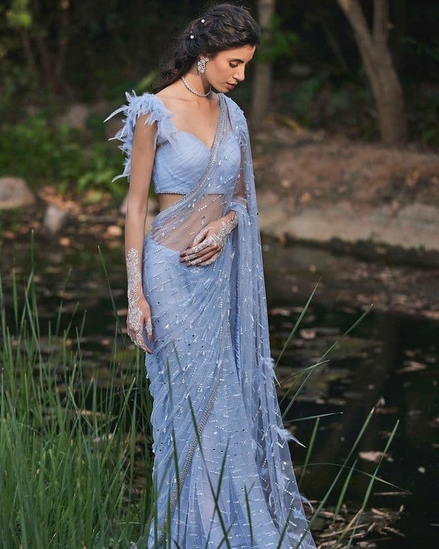 ब्लू पेस्टल: ब्लू कलर के तो कई शेड्स आते हैं, जैसे- स्काई ब्लू, नेवी ब्लू, रॉयल ब्लू और न जाने कितने. लेकिन पेस्टल ब्लू कलर आपकी खूबसूरती में चार चांद लगाने के लिए काफी है. आप नेट की पेस्टल ब्लू साड़ी इस वेडिंग सीजन ट्राई कर सकते हैं और इसके साथ फेदर वाला ब्लाउज तो खूब जचेगा.